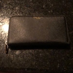 Henri Bendel W 57th zip around wallet
